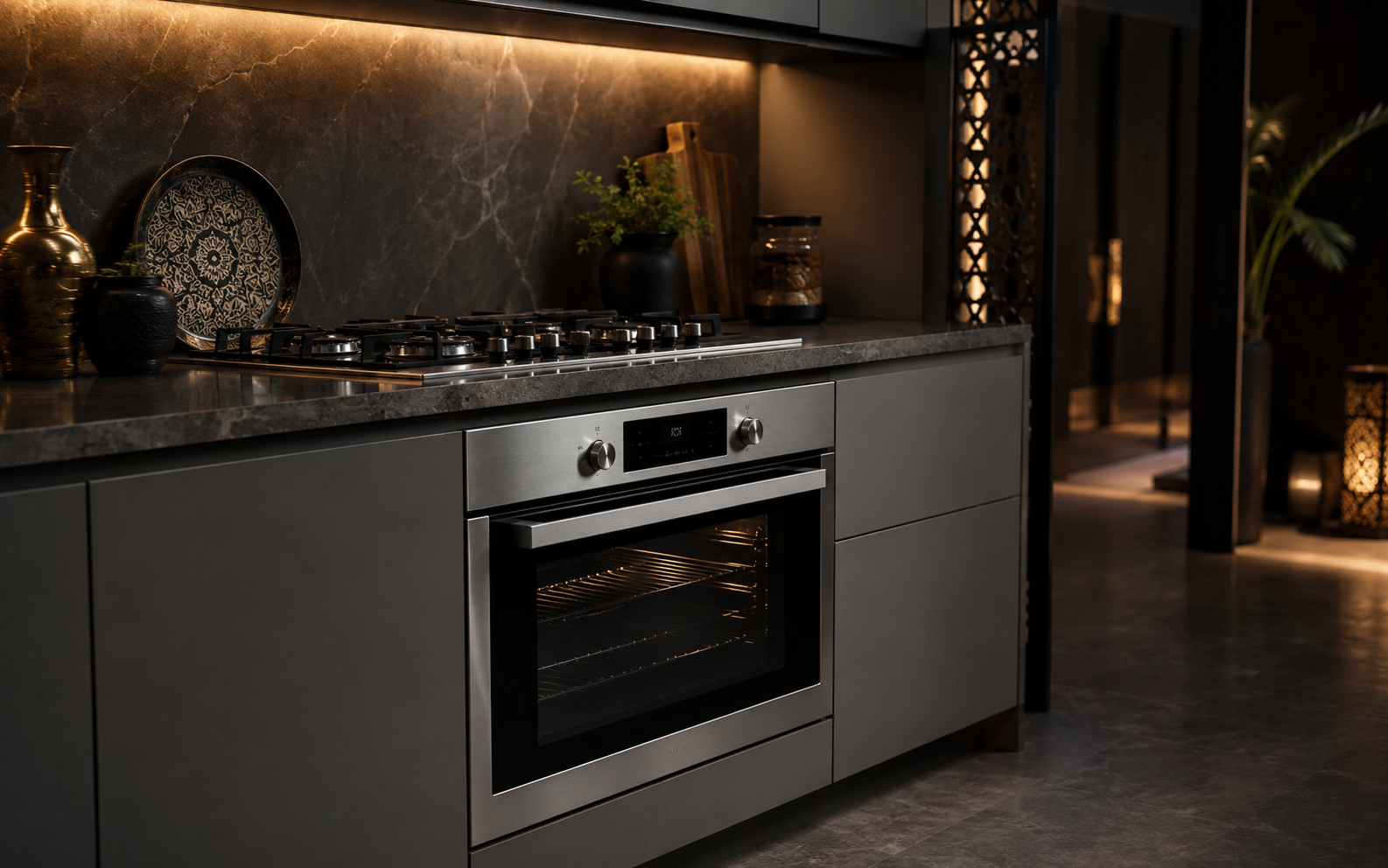 فني FixStove أثناء صيانة بوتاجاز بلت إن داخل وحدة المطبخ