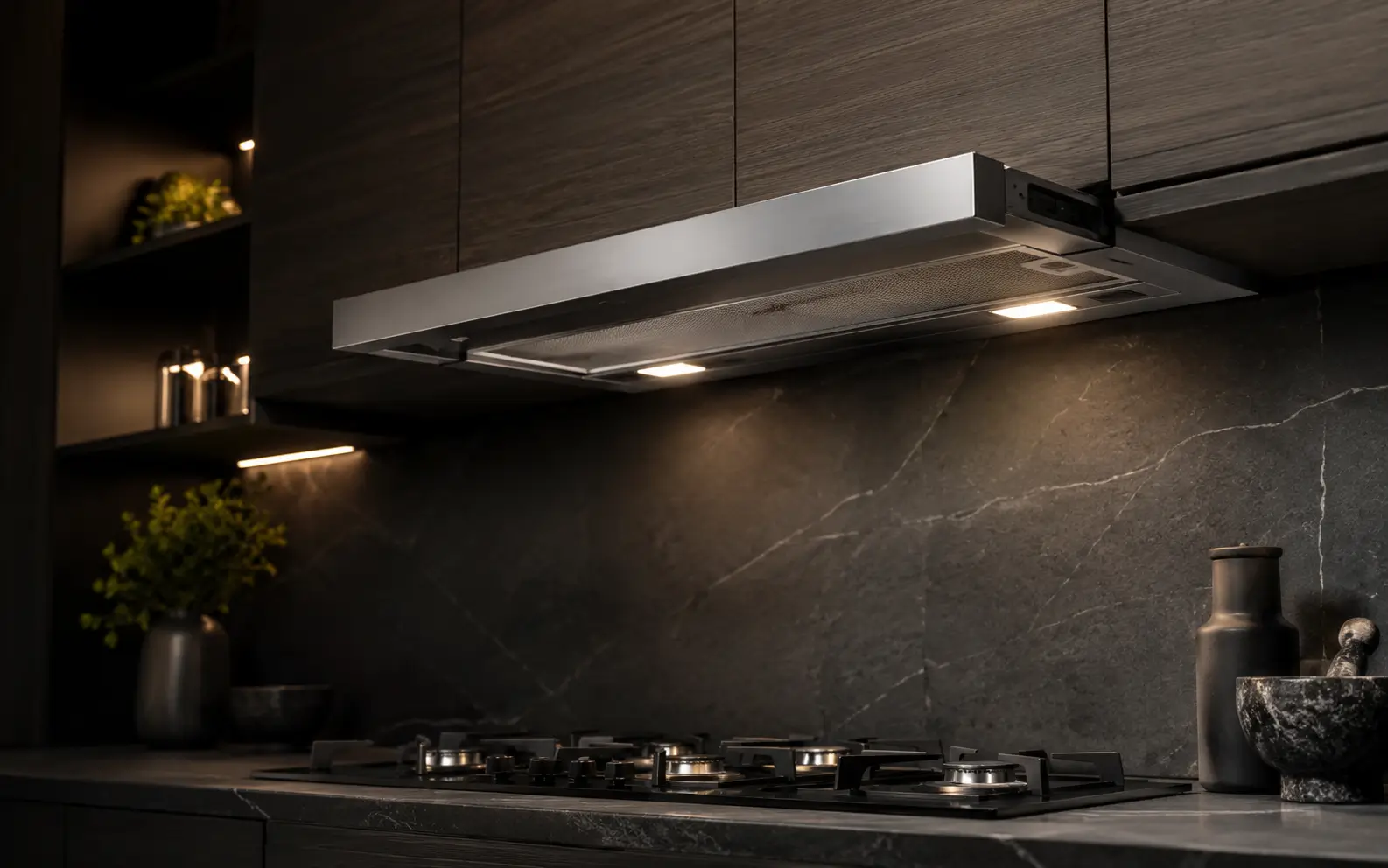 فني FixStove أثناء صيانة شفاط أسفل الخزانة